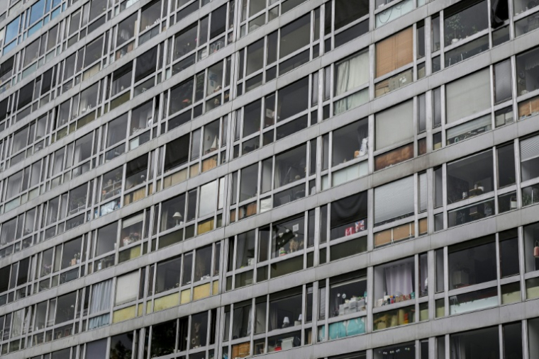 L'immeuble Mouchotte, conçu par l'architecte français Jean Dubuisson et inauguré en 1966 dans le cadre du projet de rénovation urbaine Maine-Montparnasse, le 5 avril 2026 à Paris ( AFP / Anna KURTH )