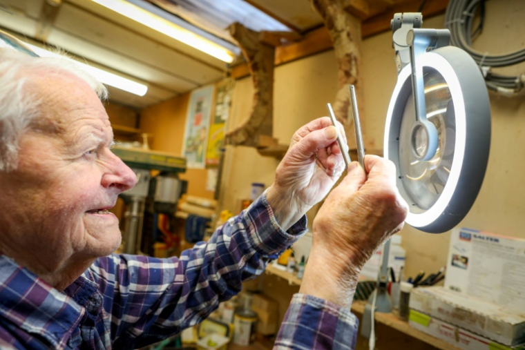 Noel Anderson, 89 ans, travaille dans son atelier de fabrication de harpes, le 29 septembre 2025 à Strabane, en Irlande du Nord ( AFP / Paul Faith )