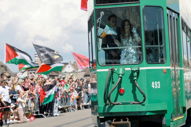 Des drapeaux palestiniens le long d'une rue où passe un tram transportant des artistes participant à l'Eurovision 2025, le 11 mai 2025 à Bâle, en Suisse ( AFP / Stefan Wermuth )