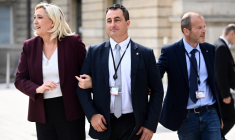 Marine Le Pen à l'Assemblée nationale en compagnie de José Beaurain, le 22 juin 2022 ( AFP / Christophe ARCHAMBAULT )