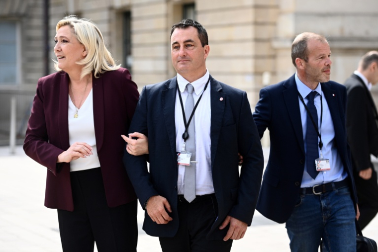 Marine Le Pen à l'Assemblée nationale en compagnie de José Beaurain, le 22 juin 2022 ( AFP / Christophe ARCHAMBAULT )