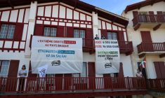 Des banderoles ont été déployées sur la villa "Ugaina", au Pays basque, le 2 octobre 2025 ( AFP / Gaizka IROZ )