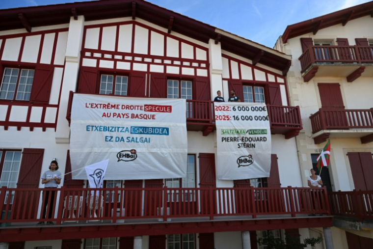 Des banderoles ont été déployées sur la villa "Ugaina", au Pays basque, le 2 octobre 2025 ( AFP / Gaizka IROZ )