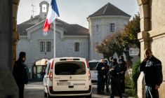 Une voiture de police entre le 27 novembre 2025 dans l'enceinte de la prison de Dijon, d'où se sont évadés deux détenus dans la nuit ( AFP / ARNAUD FINISTRE )