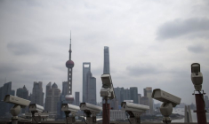 Des caméras de sécurité sont photographiées sur un bâtiment du Bund, en face du quartier financier de Pudong à Shanghai