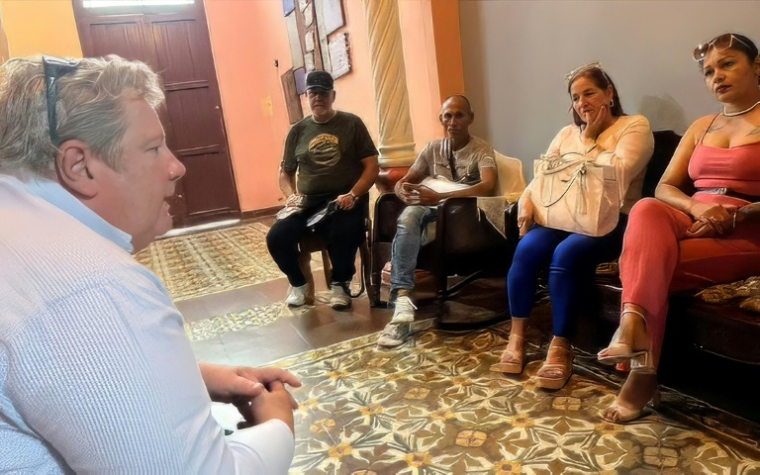 Photo diffusée sur le compte X de l'ambassade des Etats-Unis à La Havane le 3 mai 2025, montrant le chargé d'affaires américain Mike Hammer échangeant avec des familles de manifestants emprisonnés à Camaguey, Cuba ( Official X account of the US Embassy in Havana / Handout )