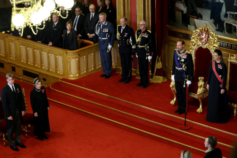 Le roi de Norvège Haakon VIII (2e à d), sa fille la princesse Ingrid Alexandra (d), la reine Sonja (2e à g) et le prince Sverre Magnus (g) pendant la cérémonie de prestation de serment du roi devant le parlement à Oslo, le 1er septembre 2026 ( AFP / Odd ANDERSEN )