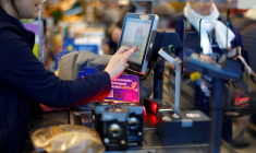 Une caissière dans un supermarché Lidl