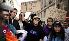 Des manifestants rassemblés devant le ministère de l'Education nationale à Paris le 5 septembre 2025, quelques jours après le suicide de Caroline Grandjean, directrice d'école dans le Cantal ( AFP / JULIEN DE ROSA )