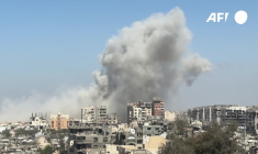 D'épaisses colonnes de fumée s'élèvent après des frappes israéliennes sur la ville de Gaza