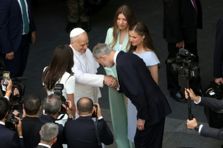 Le roi d'Espagne Felipe VI (D) salue le pape Léon XIV après une gigantesque messe de plein air célébrée par le souverain pontife dans le centre de Madrid, le 7 juin 2026 ( AFP / Pierre-Philippe MARCOU )