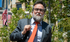 Arturo Bejar, ancien ingénieur de Meta, quitte le tribunal fédéral d'Oakland en Californie après son témoignage dans le procès de Meta, le 19 août 2026 ( AFP / Karl Mondon )