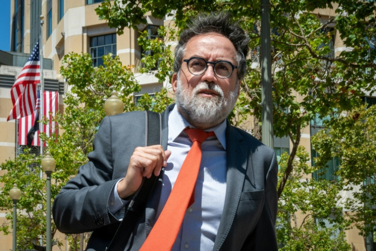 Arturo Bejar, ancien ingénieur de Meta, quitte le tribunal fédéral d'Oakland en Californie après son témoignage dans le procès de Meta, le 19 août 2026 ( AFP / Karl Mondon )