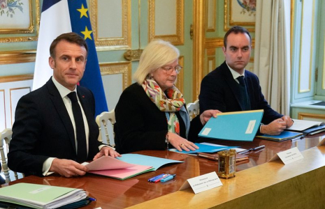 Réunion hebdomadaire du cabinet après un remaniement ministériel, à Paris