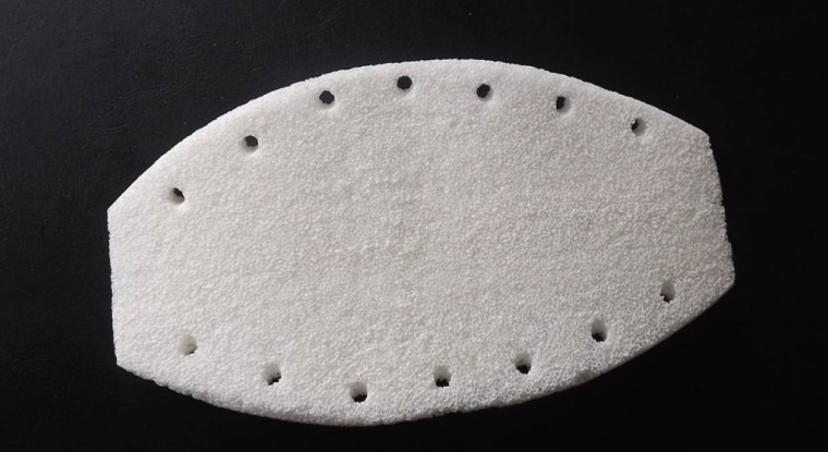 La medtech fabrique des implants en céramique, ici un sternum en céramique d’alumine poreuse. (© I. Ceram)