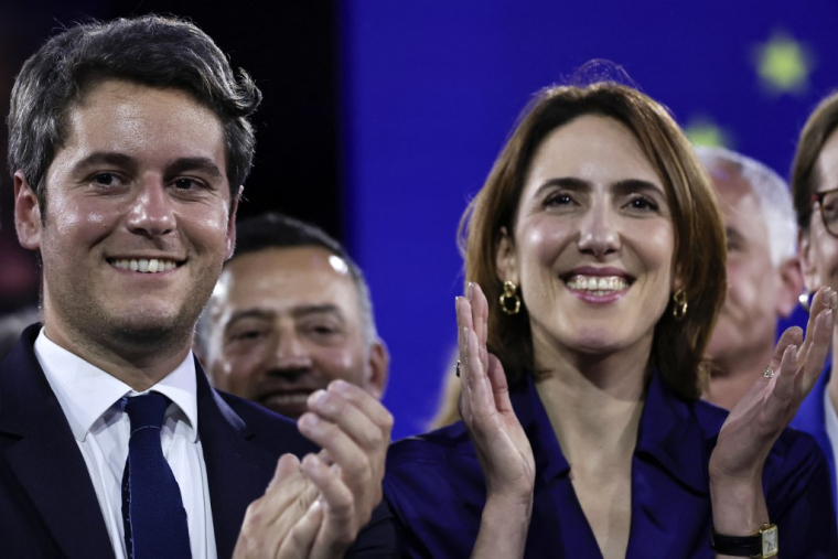 Gabriel Attal et Valérie Hayer, le 1er juin 2024, à Aubervilliers ( AFP / STEPHANE DE SAKUTIN )