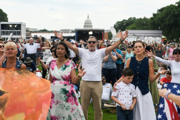 Une foule de chrétiens est rassemblée sur le National Mall, à Washington, pour célébrer les racines chrétiennes de l'Amérique lors de l'événement "Rededicate 250", le 17 mai 2026 ( AFP / Matthew Hatcher )