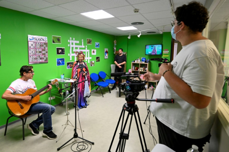 Marie-Hélène Petit (2eG), éducatrice en milieu hospitalier présente une émission télé participative au sein de l'hôpital pour enfants de Nancy, le 16 septembre 2025 à Vandoeuvre-lès-Nancy, en  Meurthe-et-Moselle ( AFP / Jean-Christophe VERHAEGEN )