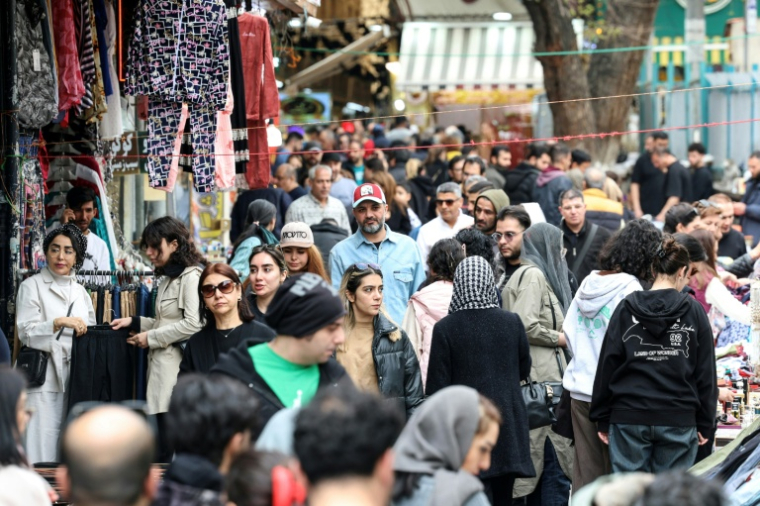 Des Iraniens font des achats au bazar Tajrish, dans le nord de Téhéran, le 19 mars 2026, à la veille de Norouz, le Nouvel An persan ( AFP / - )