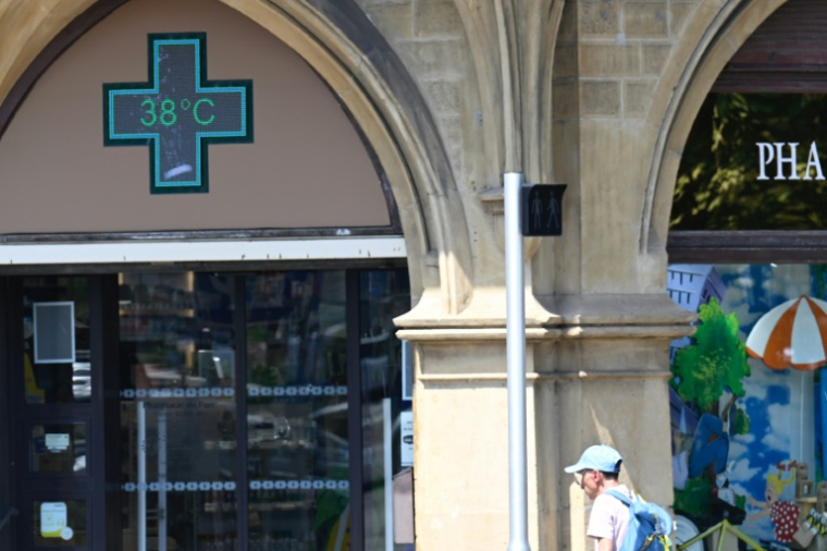 Une pharmacie affiche une température de 38° à Thionville, dans l'est de la France, le 2 juillet 2025 ( AFP / Jean-Christophe VERHAEGEN )