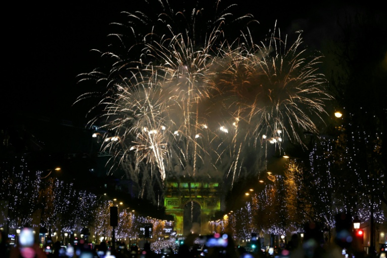Un feu d'artifice célèbre l'entrée en 2026 sur la place de l'Etoile à Paris ( AFP / Alain JOCARD )