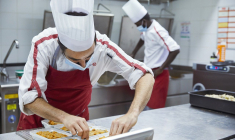 Un cuisinier Elior au travail. (Crédit: La Company - William Lacalmontie / Elior)