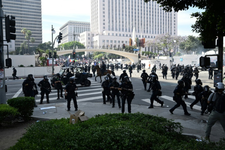 Des policiers tentent de disperser des manifestants, le 14 juin 2025 à Los Angeles, en Californie ( AFP / Robyn Beck )