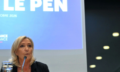 Marine Le Pen, candidate du Rassemblement National (RN) à la présidentiellede 2027, lors d'une conférence de presse en marge d’une réunion du groupe parlementaire "Patriotes", à la veille d’un sommet de l’UE à Bruxelles, le 14 octobre 2026 ( AFP / NICOLAS TUCAT )