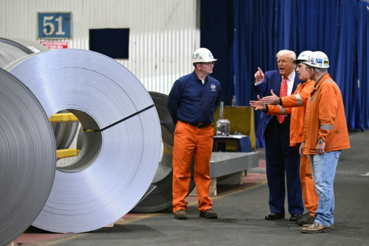 Le président américain Donald Trump (2e g) parle avec des employés lors d'une visite à l'acierie US Steel à West Mifflin, en Pennsylvanie, le 30 mai 2025 ( AFP / SAUL LOEB )