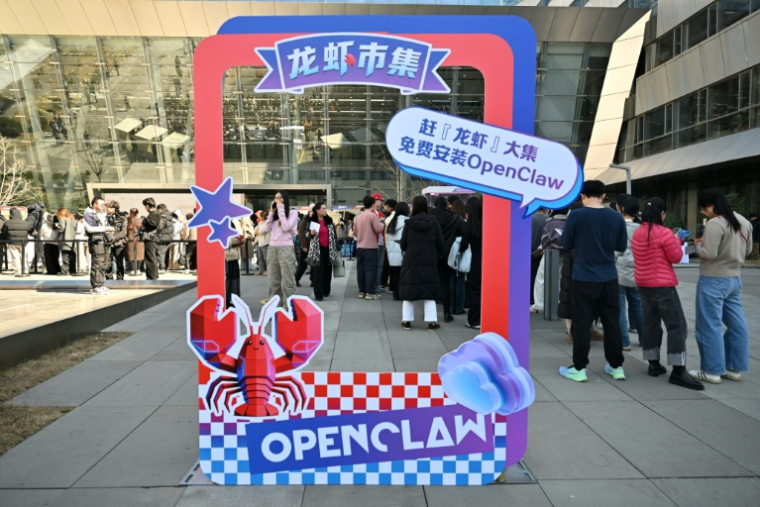 Des personnes font la queue au siège de Baidu pour faire installer OpenClaw, un assistant IA open source, sur leurs ordinateurs portables, le 11 mars 2026 à Pékin ( AFP / ADEK BERRY )