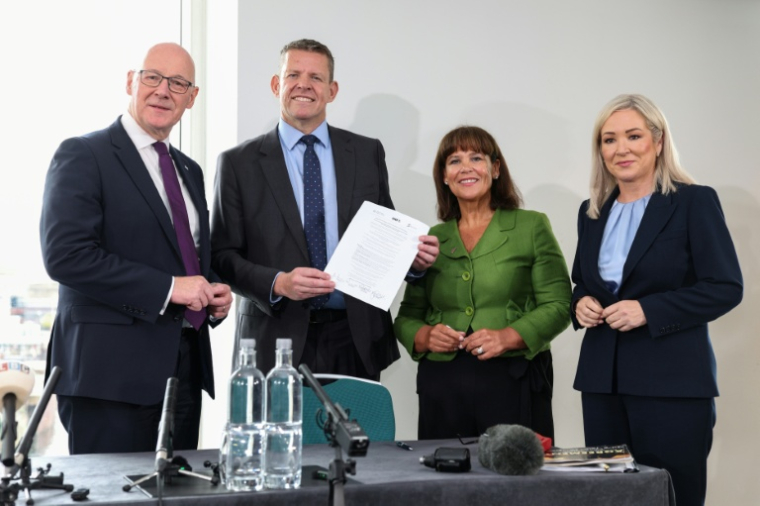 De gauche à doite le Premier ministre écossais John Swinney, le Premier ministre gallois Rhun ap Iorwerth, la présidente du Sinn Féin nord-irlandais Mary Lou McDonald et la Première ministre nord-irlandaise Michelle O'Neill, à Cardiff, au pays de Galles, le 14 septembre 2026 ( AFP / Adrian DENNIS )