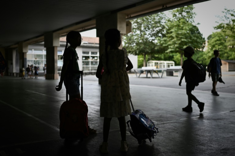 Les syndicats fustigent un manque de préparation de l'Education nationale face à la canicule et exigent "des mesures concrètes" pour adapter l'école au changement climatique ( AFP / Philippe LOPEZ )