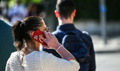 Une femme utilise son téléphone à Athènes, Grèce, le 3 avril 2024 ( AFP / Theophile Bloudanis )