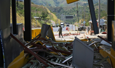 Un soldat monte la garde après l'attaque d'un péage à Santander de Quilichao, dans le département du Cauca, en Colombie, le 8 août 2026 ( AFP / Joaquin SARMIENTO )
