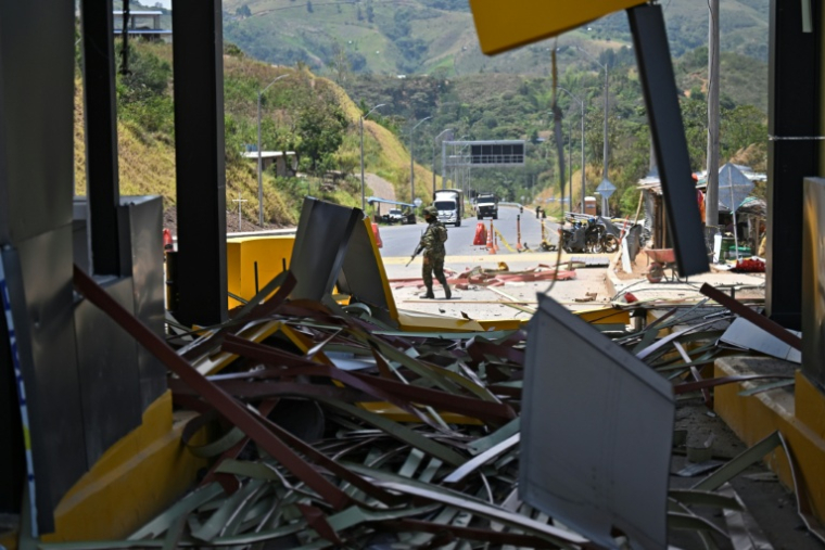 Un soldat monte la garde après l'attaque d'un péage à Santander de Quilichao, dans le département du Cauca, en Colombie, le 8 août 2026 ( AFP / Joaquin SARMIENTO )