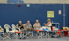 Des personnes évacuées de la zone ravagée par un incendie dans le sud de l'Espagne sont hébergées dans un gymnase à Garrucha, dans la province d'Almeria, le 10 juillet 2026  ( AFP / Jose JORDAN )