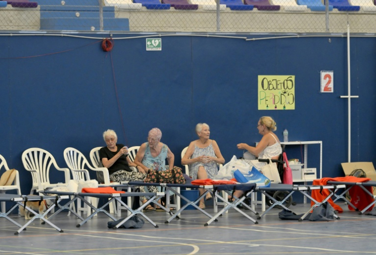 Des personnes évacuées de la zone ravagée par un incendie dans le sud de l'Espagne sont hébergées dans un gymnase à Garrucha, dans la province d'Almeria, le 10 juillet 2026  ( AFP / Jose JORDAN )