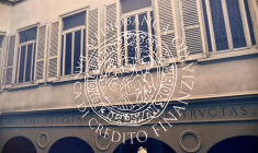 Un logo de Mediobanca à Milan