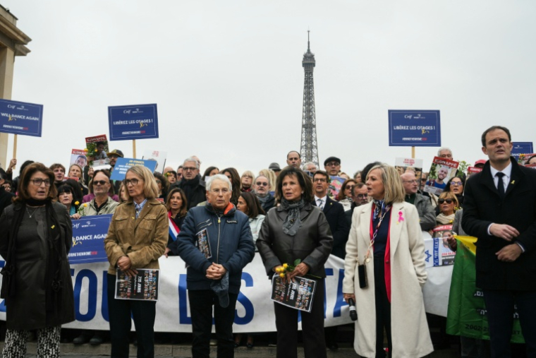 L'ancienne journaliste Anne Sinclair (c) et le président du CRIF, Yonathan Arfi (d) participent à un rassemblement pour la libération des otages, place du Trocadéro à Paris, le 10 octobre 2025 ( AFP / Dimitar DILKOFF )