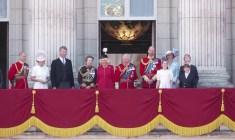 La famille royale britannique regarde le survol des Red Arrows pour l'anniversaire du roi