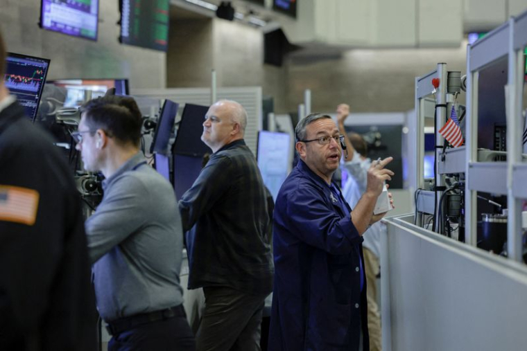 Des traders spécialisés dans les contrats à terme et les options travaillent sur le parquet de la Bourse de New York (NYSE), à New York