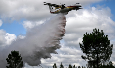Un avion bombardier d'eau Dash Q400-MR à Saint-Aubin-de-Medoc, en Gironde, le 3 juillet 2026 ( AFP / Christophe ARCHAMBAULT )