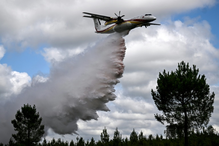 Un avion bombardier d'eau Dash Q400-MR à Saint-Aubin-de-Medoc, en Gironde, le 3 juillet 2026 ( AFP / Christophe ARCHAMBAULT )
