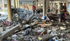 Conséquences d'une frappe israélienne sur une école abritant des personnes déplacées, dans la ville de Gaza.