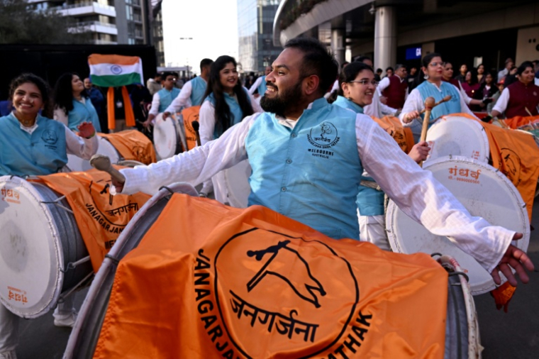 Des membres de la diaspora indienne se rassemblent avant la réception du Premier ministre Narendra Modi dans un stade à Melbourne, le 9 juillet 2026 ( AFP / WILLIAM WEST )