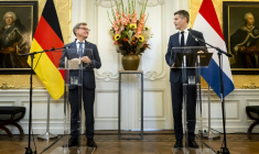 Le ministre néerlandais des Affaires étrangères Tom Berendsen (d) et son homologue allemand Johann Wadephul (g),  lors d'une presse à La Haye, le 28 septembre 2026 aux Pays-Bas ( ANP / Remko de Waal )