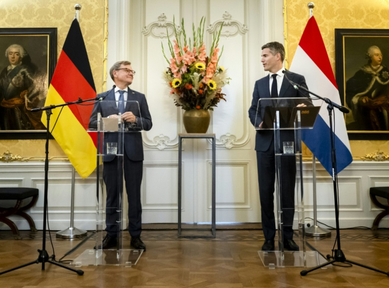 Le ministre néerlandais des Affaires étrangères Tom Berendsen (d) et son homologue allemand Johann Wadephul (g),  lors d'une presse à La Haye, le 28 septembre 2026 aux Pays-Bas ( ANP / Remko de Waal )