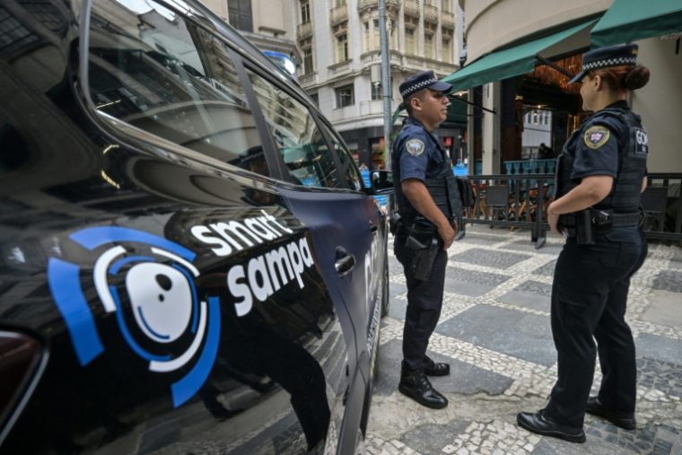 Des agents de la Garde civile métropolitaine patrouillent dans une rue du centre-ville de Sao Paulo, au Brésil, le 25 février 2026 ( AFP / Nelson ALMEIDA )