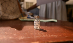 Une fiole du vaccin Ervebo, contre le virus Ebola, le 5 décembre 2024 à Freetown, en Sierra Leone ( AFP / Saidu BAH )