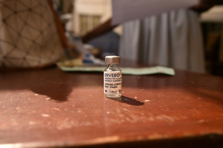 Une fiole du vaccin Ervebo, contre le virus Ebola, le 5 décembre 2024 à Freetown, en Sierra Leone ( AFP / Saidu BAH )